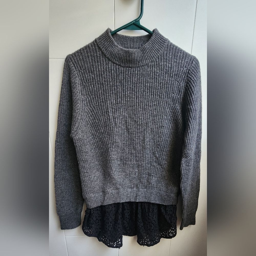 Izzue Layered Wool-Blend Sweater – Grey Ribbed Knit with Black Lace Hem
